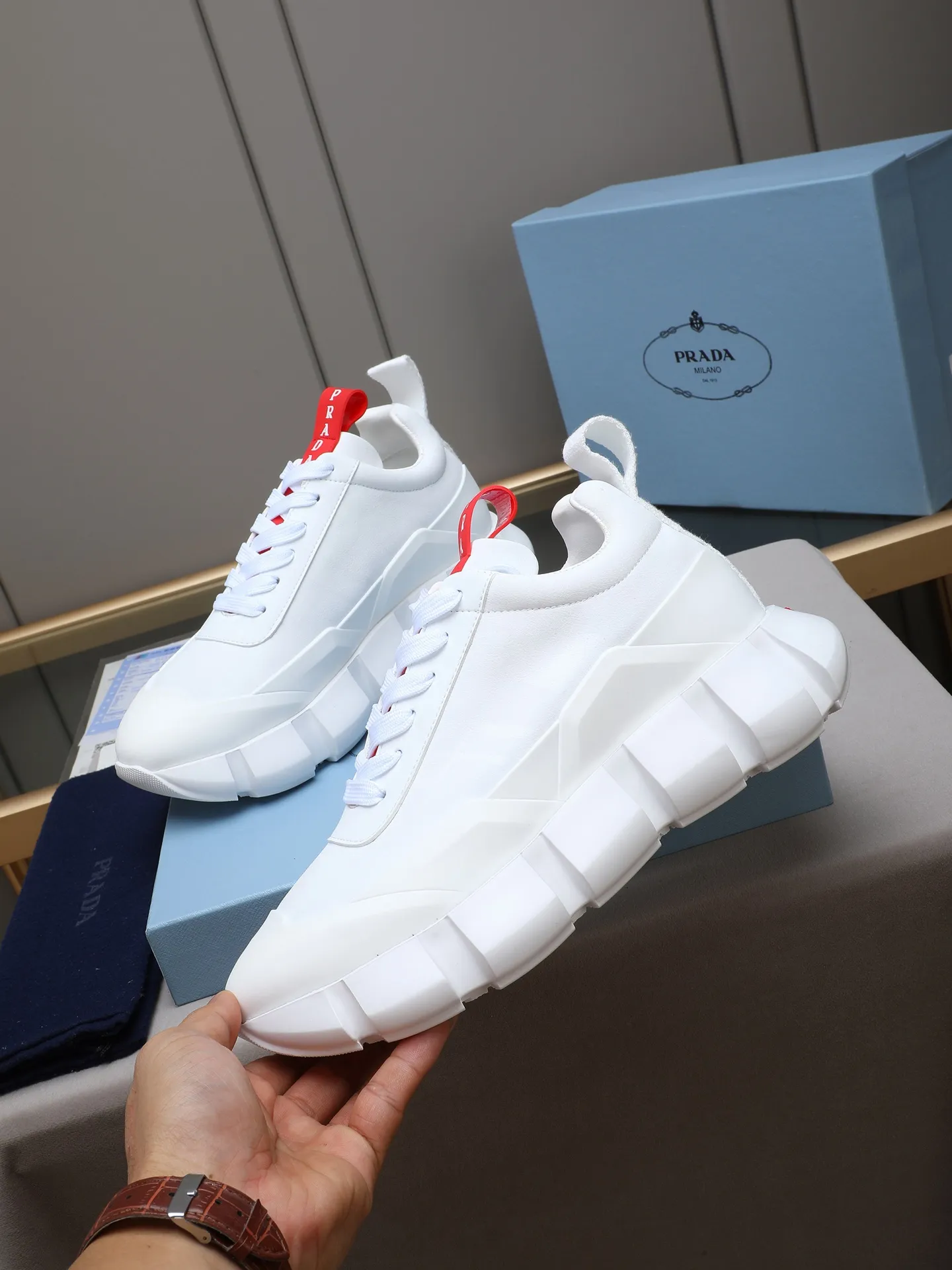 Men's shoes 💰500 PRADA/Prada men's lace-up casual sports shoes, the upper is made of imported first-layer calfskin, soft, comfortable and breathable ➕ washed sheepskin! The tongue is decorated with the PRADA brand letter logo. The rubber thick sole echoes the red label tongue. The style is fashionable and elegant. The details are carefully crafted. A casual sports shoe with a super western style and excellent breathability!  Size: 38-44 (45 46 customized)